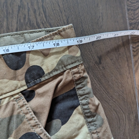EUC Guess camo shorts - Picture 7 of 9